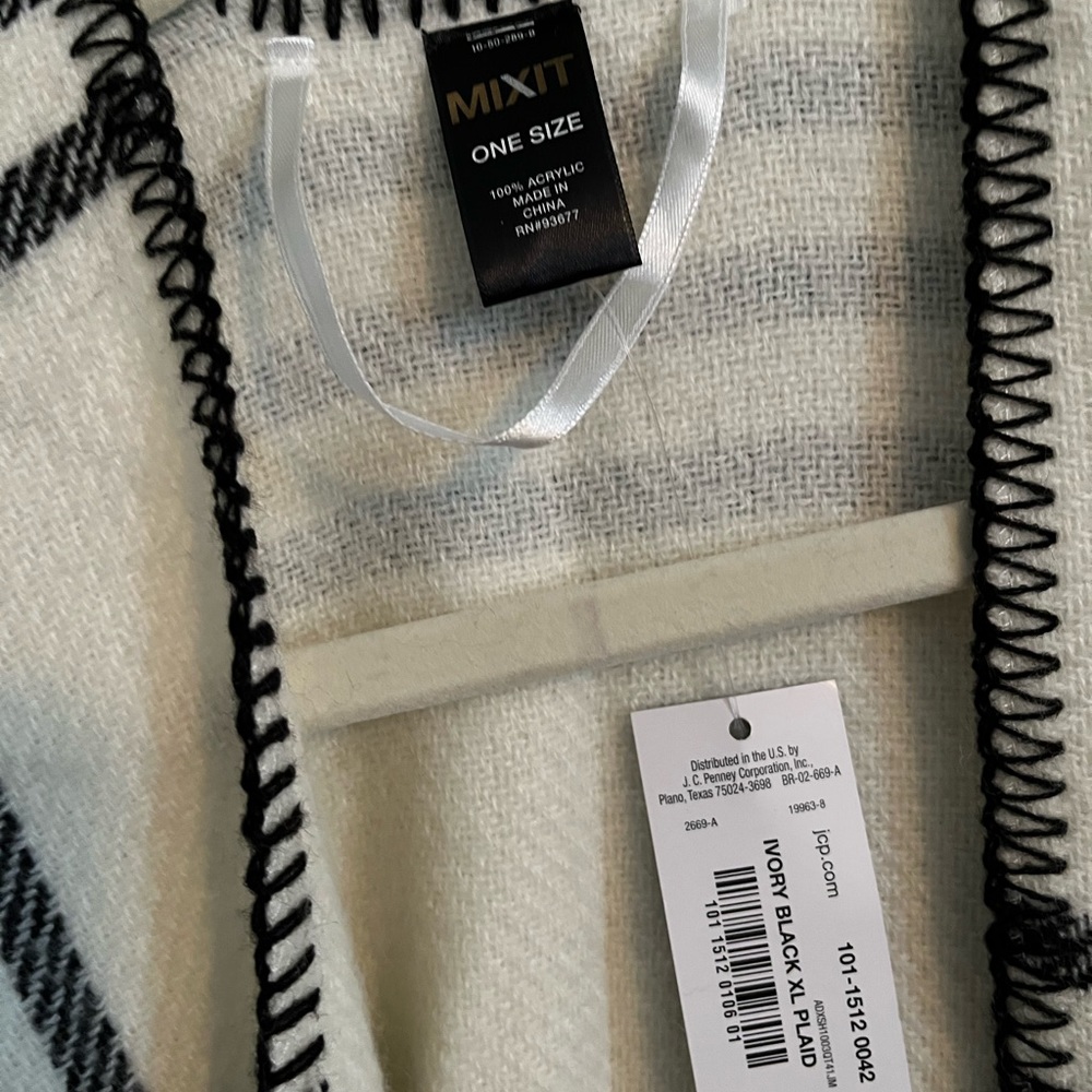 Poncho - Picture 2 of 3
